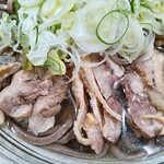 肉そば 藤七 - 鶏肉アップ