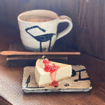 カフェ ケシパルーフ - 黒糖きな粉ラテ、練乳のクリームレアチーズ