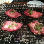 Oumi Gyuu Sumibi Yakiniku Marusa - 厚切り塩タン（1,380円）