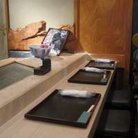 鮨 逸喜優 - 店内カウンター席