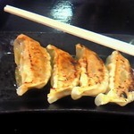 麺家丸七 - 餃子5コ200円はお得　一個食べて4個の写真