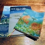 クローバーステーキハウス - 一人客でしたので、本を出してくれました。