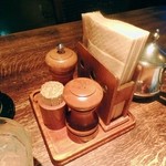 クローバーステーキハウス - 調味料等。