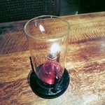 クローバーステーキハウス - 卓上のランプ。ガラスの煤もきちんと清掃されていました。