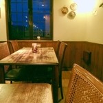 クローバーステーキハウス - 店内の風景。平日の夜ですけど、お客さんで埋まっていましたので、横のテーブルが、短い時間空いただけでした。