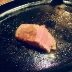 クローバーステーキハウス - 最後のひと切れは、お店の自慢のソースをつけました。美味しい。