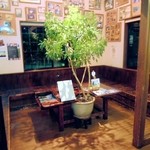 クローバーステーキハウス - 入口側の待合室。