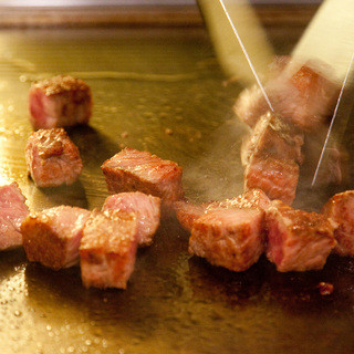 Teppan-yaki live that you can see, smell, taste, and enjoy with all five senses!