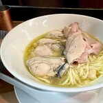神保町 黒須 - チャーシューの下に隠れる牡蠣！たまない。大粒ぷりぷりでした。