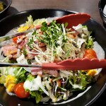 花子 飯田橋店 - 焼き立てベーコンのシーザーサラダ
