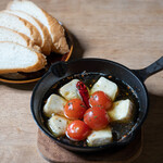 Camembert and tomato Ajillo