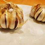 Taiwanryourishingemmura - 揚げにんにくの上に塩がドーン！　切り込みのお陰で食べやすいです