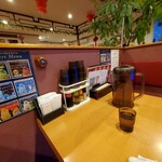 台湾料理 鑫源村  - 座席には調味料とおしぼり、箸と爪楊枝　セルフの水があります