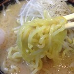 らーめん かずら - 味噌ラーメン　麺を持ち上げるの図