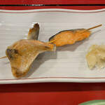 Oiwake Onsen - 脂の乗った鮭の塩カマ……なぜか大根おろしではなくガリ