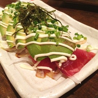 魚介と串焼き 魚吉鳥吉 - マグロアボカド
