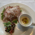 カステリーナ - ①パルマ産熟成生ハムサラダと鰹のカルパッチョ、本日のスープ