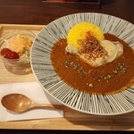 オリジナルカレーハウス Jicca - チキンカレー900円、サラダは勝手に付いてきます