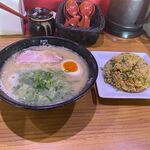 博多豚骨黒豚ブラザーズ - カウンターで暫く待つと注文したラーメンと半炒飯のセット９４０円の出来上がりです。