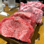 Yakiniku Kokokara - ＊伝説盛り4人前（¥5,478）
      （ぶ厚いタン・ぶ厚いハラミ・ぶ厚いヒレ）