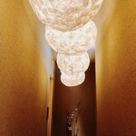 千葉たかおか - アプローチの落花生のオブジェ（照明）