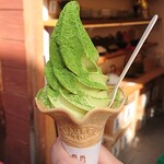 鎌倉茶々 - 抹茶で緑色になったソフトクリーム