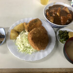 だるま屋食堂 - 料理写真:メンチカツとアジフライの定食（カレーがけ）¥950-