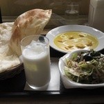 Sera Ra - エビカレーのDセット。プチドーナツはグラスで隠れてます。