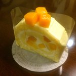 Kureyon - マンゴーのロールケーキ￥399