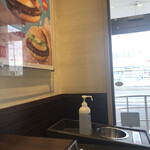 マクドナルド - 店内（道路に面した出入口）