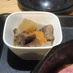 YAKINIKU SAKABA FU-FU- - 小皿はすねでしょうか　筑前煮風どて煮？