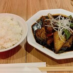 Chuukashusai Eigetsu - 黒酢酢豚、ご飯、ウーロン茶