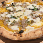 Pizzeria Del Popolo a Kyoto - 甘いカボチャペーストとポルケッタの塩気、パンプキンシードがアクセント