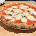 Pizzeria Del Popolo a Kyoto - トマトソース、水牛モッツァレラ、バジル、ペコリーノロマーノ