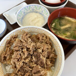 すき家 - わさび山かけ牛丼 たまご味噌汁セット 690円