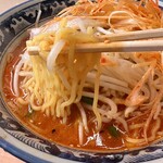 ラーメン めん丸 - 中太縮れ麺