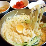 h Hanuri - ５月中旬からコングッス始めます。スープは北海道産大豆から全て手造りです♪2015年夏バージョンは大豆の質感重視。韓国で食べたことある方ならサラッとしたスープを想像されるでしょうがハヌリ2015年はザラッと。ハヌリでしか味わえない！是非一度ご賞味ください。ランチではサラダ・おかず３品・キムチ全て食べ放題＆不味い手造り野菜ジュース付で税込９００円！絶対真似出来ないでしょう。その前に本物造れる店少ない