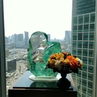 オールデイダイニング ハーモニー - レストラン入り口付近の窓に置かれたオブジェ＆花