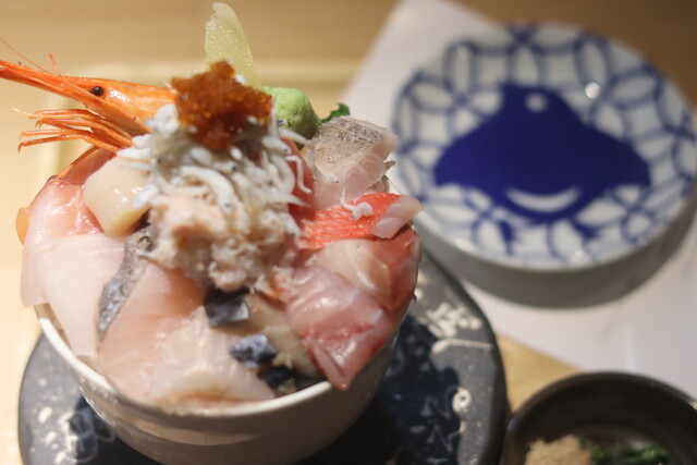 名物！シハチの10種海鮮丼がボリューム凄くコスパ最強♥女性一人でも
