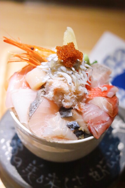 名物！シハチの10種海鮮丼がボリューム凄くコスパ最強♥女性一人でも