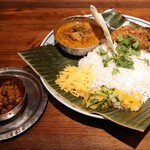 プチシャニ - おかずとカレーが２つのったワンプレート　ホタルイカのスパイス漬け