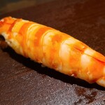 千葉たかおか - ⑳茹で立て車海老(千葉県竹岡産)
      産卵は初夏～初秋、旬は初夏～初秋。
      茹で立てに絶妙な冷ましを施し、軽めのヅケを施してあり、深みのある海老の旨みと甘みを楽しみます