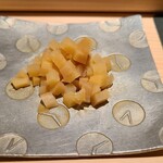 千葉たかおか - ○ガリ、若布(千葉県保田)、薄切り酢蓮根(千葉県香取)、自家製ポン酢
      肴が始まる前にビールを頂きながら少しずつ
      オーケストラの演奏が始まる前の楽器の音出しの様にしっそりと秘めやかに
      しみじみと美味しい