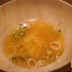 千葉たかおか - ㉓お味噌汁、車海老の頭と鮪節と昆布出汁
      信州の白味噌に少し赤味噌を加え、車海老の殻に利尻昆布、鮪節で出汁取り
      優しい味を幾重にも重ねて作られています