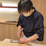 天ぷら たけうち - 穴子を捌く