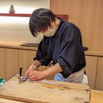 天ぷら たけうち - 穴子を捌く