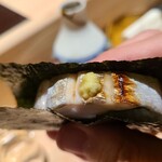 千葉たかおか - ⑨炭火炙り太刀魚(千葉県竹岡産)棒寿司の磯辺巻き
      産卵は春～秋、旬は通年、特に晩冬
      加熱で脂が活性化し旨みが増しており、フワフワな食感も○
      五感が刺激され至福なひととき