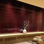 千葉たかおか - 店内は白木カウンター6席、板場の背面は漆塗りの板がズラリと並ぶ
      千葉のお店から持ち込まれており既視感が強いですね
      東京でも引き続き、コンパクトで上質な空間の中でゆったりと寛いて楽しむことが出来ます