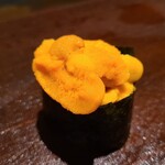 千葉たかおか - ㉑塩水蝦夷馬糞雲丹(北海道浜中、天然)
      産卵期は夏～秋、旬は初夏～夏
      濃厚な甘みとコク、同じ浜中産でも養殖は只管甘いのですが、天然らしく後味に複雑な余韻が顔を出します