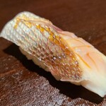千葉たかおか - ⑰春日子(真鯛の幼魚、千葉県銚子産)
      真鯛は全て雌で生まれるので春日子は全て雌
      手間の掛かるネタで最近はあまり見ない、鮨屋として良心が現れるネタ
      久々に丁寧な仕込みの清んだ旨みを堪能